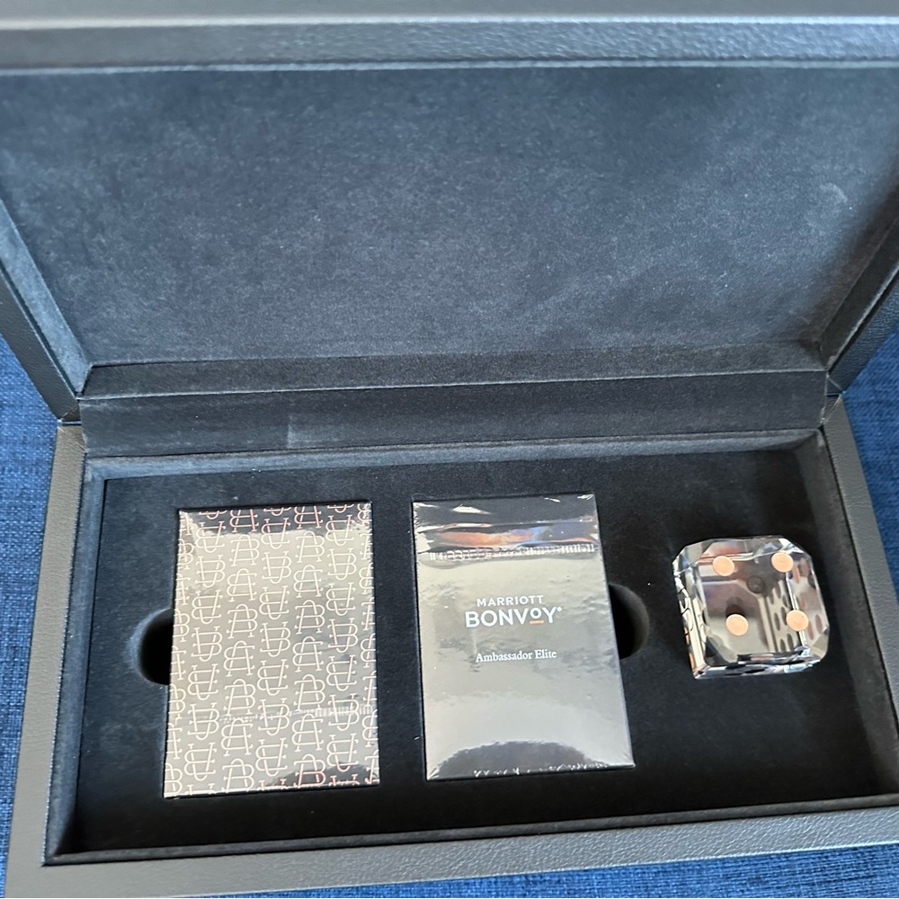Ambassador Elite black box w 2 playing card decks & giant dice